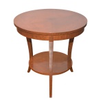 Mesa lateral de estilo Biedermeier. Tampo circular liso. Três pernas recurvas unidas a plateaux inferior. Séc. XX. 65 cm.