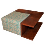 Pufe Biedermeier de formato quadrangular, encaixado em estrutura de rádica construída em ângulo reto com dois plateaux retangulares superpostos. Forração em tecido estampado. 42 x 66 cm (puff). 42 x 100 cm (aparador)