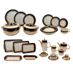 Serviço para jantar de porcelana nacional. Apresenta superfície branca, com frisos em ouro e azul cobalto. Gravação Legitima Porcelana Steatita. Constando de 102 peças, sendo: 24 pratos rasos (24 cm); 12 pratos fundo (20,5 cm / 1 com bicado); 24 pratos de sobremesa (28,5 cm); 1 sopeira (17 x 27 cm); 1 legumeira (14 x 24 cm); 3 travessas circulares fundas (26 cm, 24 cm 22 e cm); 2 travessas circulares rasas (30 cm e 27 cm); 4 travessas retangulares (40 x 24 cm / 36 x 21 cm / 31 x 19 cm / 27,5 x 16 cm); 1 travessa retangular funda (22,5 x 11 cm); 1 bule para café (23 x 23 cm); 1 bule para chá (18 x 24 cm); 1 leiteira (11 x 15 cm); 1 açucareiro (9,5 x 9 cm); 1 manteigueira (6 x 13 cm); 1 cremeira (7,5 x 15,5 cm); 12 xícaras p/ café com pires (5,5 x 7 cm - 1 com bicado / 11 cm pires); 12 xícaras p/  chá com pires (6 x 10 cm / 14 cm pires).