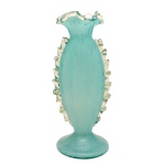 SEGUSO, LINO TAGLIAPIETRA - Vaso de vidro de Murano em tons de azul pastel. Borda em babados. Laterais com relevos sobrepostos e base circular. Itália. Década de 40. 30 cm.