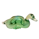 SEGUSO, LINO TAGLIAPIETRA - Figura de marreco em vidro artístico de Murano, em tom esverdeado com efeito iridescente. Itália. Década de 1940. 10 x 25 x 10 cm. Peça de coleção reproduzido em catálogo.