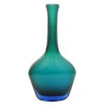 Vaso de vidro artístico de Murano. Bojo ovalado e gargalo alongado, predominando a cor verde. Itália. Década de 40. 36 x 19 cm.
