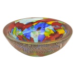 Pequeno centro de mesa de forma circular em vidro artístico de Murano. Parte interna com intenso colorido. Itália. Séc. XX. 7 x 20 cm.