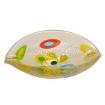 Cinzeiro de vidro artístico de Murano. Forma ovalada, superfície de fundo branco texturizado e decoração em tons de amarelo, verde e coral. Itália. Séc. XX. 23 x 17 cm.