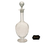 BACCARAT  Licoreiro em cristal francês da Maison Baccarat, translúcido. Corpo bojudo suspendendo gargalo e tampa esférica facetada. França. Séc. XX. 32 cm.