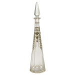 BACCARAT - Licoreiro em cristal francês da Maison Baccarat de formato cônico decorado por facetas verticais. Reserva central ornada por circundado de arabescos em ouro arrematada por faixa de filetes entre perolados. França. Década de 30. 34 cm.