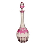 BACCARAT - Licoreiro em cristal francês da Maison Baccarat, ornamentados por facetas em double de rubi sobre translucido. França. Década de 30. 37 cm.