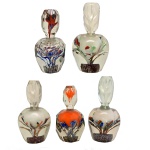 Raríssima coleção de cinco perfumeiros venezianos. Anos 20. Peças de coleção e em perfeito estado. 18 cm maior. 15 cm menor.