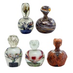 Raríssima coleção de cinco perfumeiros venezianos. Peças de coleção. 17 cm maior. 14 cm menor. Um deles com a tampa colada.