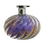 Frasco para perfume vaporizador em vidro artístico de Murano, soprado em formato esférico de tom predominantemente azul cobalto, rematado por gomos retorcidos e pó de ouro. Tampa em metal prateado com marcas do tempo. Itália. Década de 1940. 11 x 13 cm. Peça de coleção.