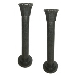 Par de colunas em granito de cor verde musgo. Parte central cilíndrica, parte superior recortada e base circular. Séc. XX. 115 cm. Cópias de colunas do Templo de Osíris.