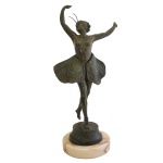 RICHARD THUSS  Peça do período Art Nouveau. Espectacular figura de bronze de Viena Ass. Richard Thuss, com representação de uma dançarina majestosa apresentando saia com movimentos articulados que se abre e existe como uma mariposa. Assinada na base. 47 cm.