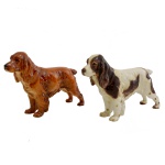 Coleção de duas estatuetas de cachorros da raça cocker spaniel, de porcelana alemã, policromada. No fundo marcado: W. Goebel. Germany. Numerada. 13 x 20 cm. Os produtos fabricados pela empresa Goebel são chamados de "Goebels". A empresa Goebel usou muitos artistas diferentes para criar suas figuras.