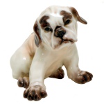 Estatueta na forma de filhote da raça Buldog de porcelana Dinamarquesa, policromada. No fundo marca da manufatura Royal Copenhagen. Numerada 6 x 6 cm. Filhote de Bulldog