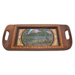 Bandeja retangular com alças de madeira em marchetaria, decorada com reserva central com vista do Rio de Janeiro em policromia. 37 x 18 cm.