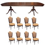 Conjunto para sala de jantar, constando de: A) Mesa de jantar estilo Regency em madeira nobre com tampo retangular. Montantes laterais construídos com segmentos de balaústre apoiados em pernas recurvas e filetadas. B) Acompanham oito cadeiras com encostos no formato de escudos, assentos com frentes abauladas e pernas curvilíneas. Estofamento em tecido bege. 79 x 300 x 110 cm (mesa). 105 x 51 x 49 cm (cadeiras).
