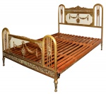 Cama de casal em metal amarelo de manufatura europeia. Cabeceira fenestrada e adornada por apliques em bronze, representando composição de ânfora com flores e guarnecida de aplique em cristal lavrado. Europa. Circa de 1920. 130 x 150 x 206 cm.