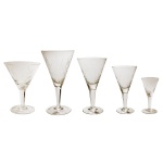 Conjunto de taças em cristal translucido. Constando de 34 peças, sendo: 07 taças p/ champagne (11 cm); 09 taças p/ água (18 cm); 07 taças p/ vinho tinto (14 cm / 5 com mínimo bicado); 05 taças p/ vinho branco (10 cm); 06 taças p/ licor (8 cm)