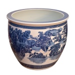 Grande aquário em porcelana chinesa de superfície branca, decorado com paisagens lacustre e casarios em azul underglaze. China. Séc. XX. 54 x 63 cm. 