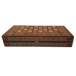 Tabuleiro marroquino para jogos com decoração em marqueterie de madeiras claras e madrepérola. Tabuleiro dobrável e de formato retangular. Interior seguindo a mesma decoração. Acompanha pedras para jogo de dama. 8.5 x 50 x 25 cm (fechado). 4 x 50 x 50 (aberto)