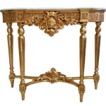 Belíssimo console francês em madeira entalhada e decorado em ouro brunido. Tampo retangular de cantos chanfrados sustentando mármore de Carrara. Saia com flores e folhagens estilizadas e centralizado por com grande florão entalhado. Quatro pernas retas e caneladas unidas por travessão finalizada por florão. 94 x 114 x 37 cm.