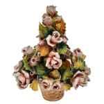Escultura em porcelana italiana na forma de vaso com flores. No fundo marcas da manufatura A.Z. Nove. Pertenceu ao Espólio de Vitória Dib Bachour.