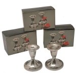 Conjunto de seis pequenos castiçais de metal prateado de forma circular. Borda com perolado. Silver Plated Candlestick. Made in China. 7 x 6 cm. Novos, sem uso. Caixa original. Pertenceu ao Espólio de Vitória Dib Bachour.