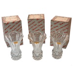 Conjunto de três pequenos vasos solifeurs de cristal alemão. Selo da Cristallerie Bleikristal. Made in Germany. 12 cm. Novos, sem uso. Caixa original. Pertenceu ao Espólio de Vitória Dib Bachour.