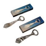 Par de abridores de garrafa de metal prateado na forma de gravata. Decoração com pequenas pedras transparentes. Decapsu Leur. Made in China. 14 cm.