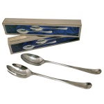 Conjunto com quatro talheres para salada em metal, lisos. Silver Plate. Queen Victoria. Italian Style.  Server Set. 32 cm. Novos, na caixa original. Pertenceu ao Espólio de Vitória Dib Bachour.