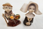 Conjunto de duas pequenas estatuetas em cerâmica italiana policromada, tendo representação de uma freira e um frade. No verso as inscrições: Depose, Italy. Numeradas. 14 x 8 x 5 cm.