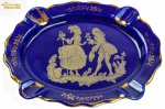 PORCELANA DE LIMOGES - FRANCE - Belíssimo Cinzeiro de Coleção, executado em fina porcelana francesa, na tonalidade azul cobalto, com cena galante em ouro 24 k. Dimensões: 15 X 11,5 cm (Comop./Larg.). xxxii