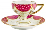 HUTTONSTINACH - ALEMANHA - Belíssima Xícara de Café de de Pé Alto de Coleção, executada em fina porcelana branca com decoração sobre camada de furta-cor, em tom vermelho e rosa e detalhas em ouro,borda movimentada, pires fundo.