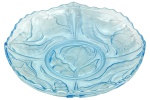 Magnífico Centro de Mesa, em vidro moldado, na tonalidade azul claro translúcido, bordas movimentadas e recortadas, decorado com motivos florais em alto relevo na base. Dimensões: 5 cm x 27 cm (Alt./Diâm.) xx