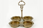 Antigo Porta Copos com pega, para quatro copos, executado em bronze, ricamente cinzelado e fenestrado. Dimensões: 18 cm X 18 cm X 18 cm (Alt./Comp./Larg.) xxx