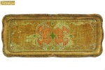 FIRENZE - ITALY - Linda Bandeja em madeira, ricamente patinada em ouro velho, borda movimentada, com inscrição "FIRENZE" na base. Dimensões: 25 cm ;X 11 cm (Comp./Larg.). xx