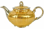 MAUÁ - Elegante Chaleira, em fina porcelana toda em ouro com relevos e detalhes em prata; marca da manufatura na base. Dimensões: 14 cm X 15 cm (Alt./Diâm.). xxv