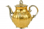 Elegante Bule de Café, em fina porcelana toda em ouro com relevos e detalhes em prata; marca da manufatura na base. Dimensões: 18 cm X 12 cm