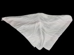 Belíssima Toalha de Mesa Retangular, de Banquete, em tecido de algodão adamascado branco, com estampas na mesma tonalidade. Dimensões: 370 cm X 170 cm. Algumas manchas de uso. lxx