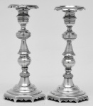 Par de castiçais em prata de lei, fundida e cinzelada. Brasil, Séc. XIX. 730 gr. 20 cm de altura.