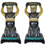 Raríssimo par de figuras em cerâmica policromada nas cores, azul, amarelo e roxo. China. Ming, Imperador Wanli (1573-1620). 35 cm de altura. (Devido a fragilidade desse lote, seu envio só será realizado através de transportadora especializada).