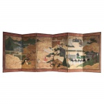 Raríssimo biombo em pergaminho, decoração policromada com cenas palacianas e figuras de samurais. Japão, Edo (1606-1868). 123 x 316 cm.