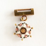 Rarissima comenda Ordem das Rosas em ouro. Brasil, Séc. XIX. 3,5 cm. (Necessita pequena solda).