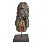 Raríssima carranca em monobloco de madeira policromada e dourada representando leão. Europa. Séc. XVIII. 61 cm de altura.