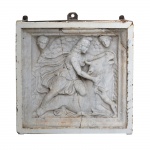 Rara e importante placa esculpida em mármore Mitra sacrificando touro. Certamente Colônia Romana no Oriente Médio. Provavelmente Séc. I. A/C / 200 D/C. Moldurado em ferro. 63 x 65 x 20 cm.