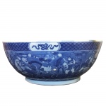 Grande bowl em porcelana azul e branca com decoração oriental. China, Séc. XX. 16 x 40 cm. (Devido a fragilidade desse lote, seu envio só será realizado através de transportadora especializada).