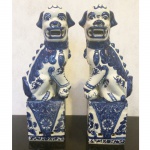 Par de cães de fó executado em porcelana azul e branca. China, Séc. XX34 cm de altura. (Devido a fragilidade desse lote, seu envio só será realizado através de transportadora especializada).