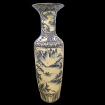 Grande vaso em porcelana azul e branca. China, Séc. XX. 97 cm de altura. (Devido a fragilidade desse lote, seu envio só será realizado através de transportadora especializada).