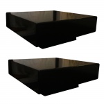 Par de mesas de centro em madeira laqueada na cor negra. 31 x 80 x 80 cm.