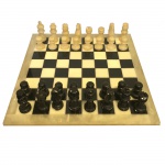 Jogo de xadrez com tabuleiro e pedra em ônix. 38 x 38 cm.